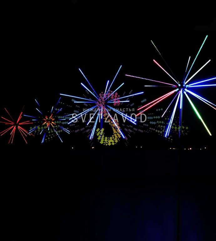 Крупный план светового фейерверка 'Шар' на металлическом каркасе. Видны 52 пластиковых луча со светодиодами, блок питания и контроллер. Установлен на опорной трубе.