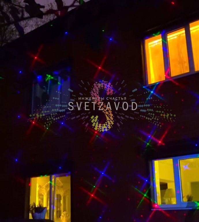 Профессиональный лазерный проектор Garden X-41P в работе, создающий объемные 3D-узоры на стене здания в темное время суток.