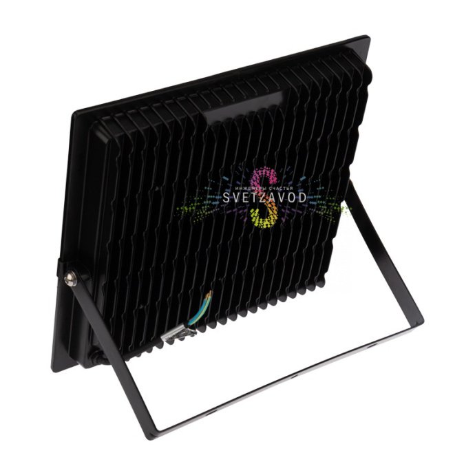 Крупный план светодиодного прожектора REXANT 200Вт в черном алюминиевом корпусе с креплением и стеклянным рассеивателем