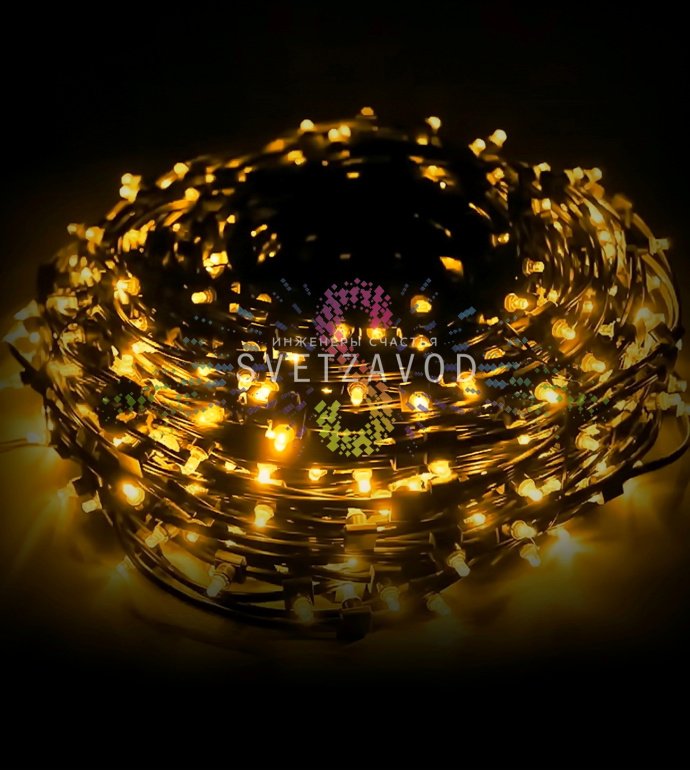 Крупный план светодиодной гирлянды Клип Лайт 12В: желтые светодиоды в защитных колпачках на темно-зеленом влагозащищенном кабеле ПВХ.