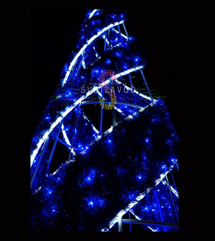 Крупный план светодиодной елки Конус: металлический каркас, синяя виниловая мишура, гирлянда с эффектом мерцания, защита IP65 для улицы.