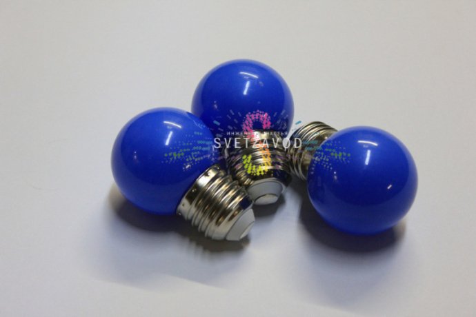 Крупный план синей декоративной LED лампы E27 SBL-1012 с матовой пластиковой колбой диаметром 45 мм и четырьмя светодиодами.