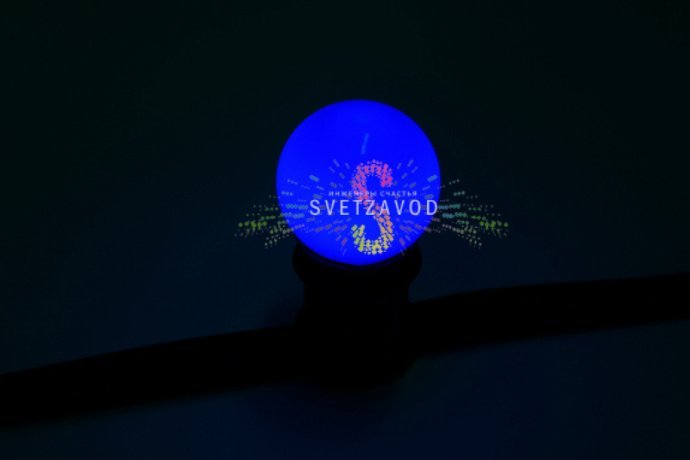 Крупный план синей декоративной LED лампы E27 SBL-1012 с матовой пластиковой колбой диаметром 45 мм и четырьмя светодиодами.