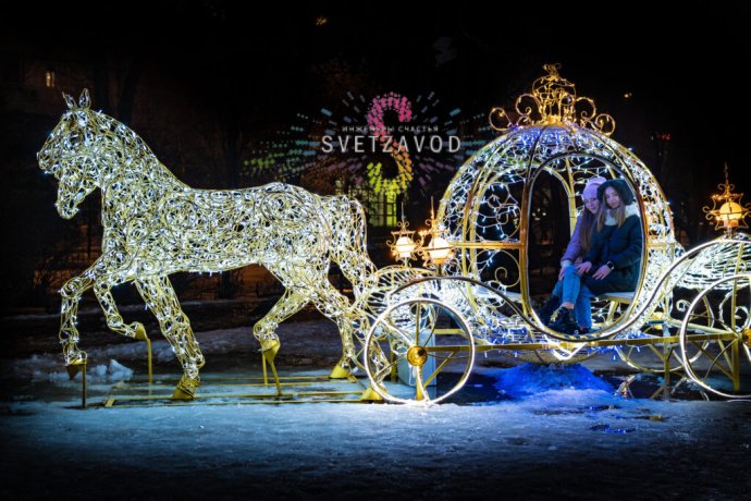 Крупный план светодиодной фигуры 'Карета с лошадьми' размером 750 на 300 см, демонстрирующий ажурный металлический каркас и равномерное белое свечение светодиодов.