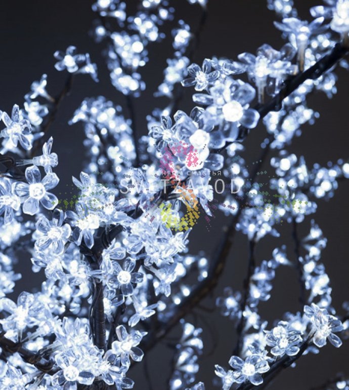 Детальное фото светодиодного дерева Сакура: коричневый ствол, ветви диаметром 3 метра с 2688 белыми светодиодами, степень защиты IP54.