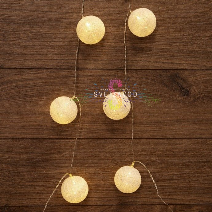 Детальное фото светодиодной гирлянды Тайские фонарики Пломбир от Neon-Night. Видны 10 фонариков из хлопковой нити, прозрачный ПВХ провод и батарейный блок.