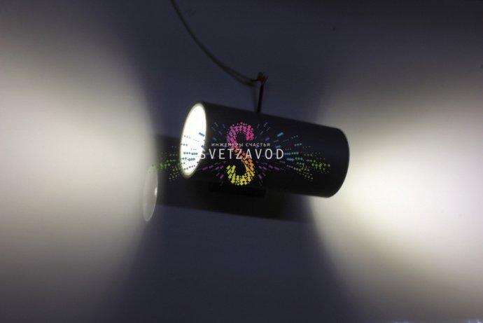 Детальное фото двухстороннего светодиодного прожектора мощностью 24Вт в сером алюминиевом корпусе со степенью защиты IP65.