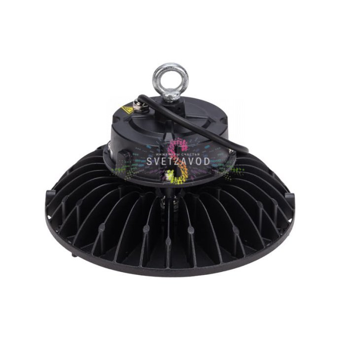 Крупный план светодиодного светильника для высоких пролетов 150Вт с черным алюминиевым корпусом, степенью защиты IP65 и креплением для подвеса