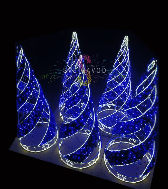 Крупный план светодиодной елки Конус: металлический каркас, синяя виниловая мишура, гирлянда с эффектом мерцания, защита IP65 для улицы.