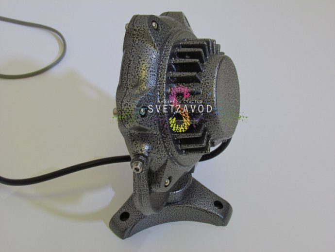 Крупный план серого точечного поворотного светодиодного прожектора с металлическим корпусом, стеклянным рассеивателем и креплением для накладного монтажа.