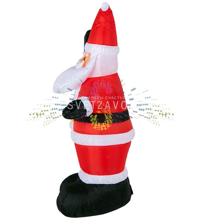 Детальное фото надувной фигуры 3D Дед Мороз с подарком от Neon-Night. Видны светодиодная подсветка, компрессор, адаптер и крепеж. Фигура установлена на улице.