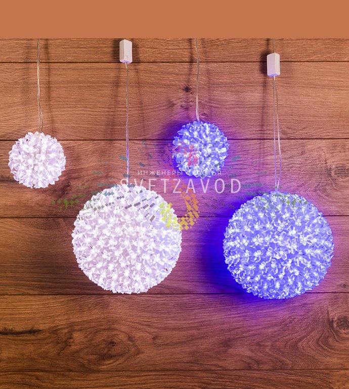 Детальное фото светодиодного шара Neon-Night из белых цветков сакуры, диаметр 20 см, подключен к сети 220В.