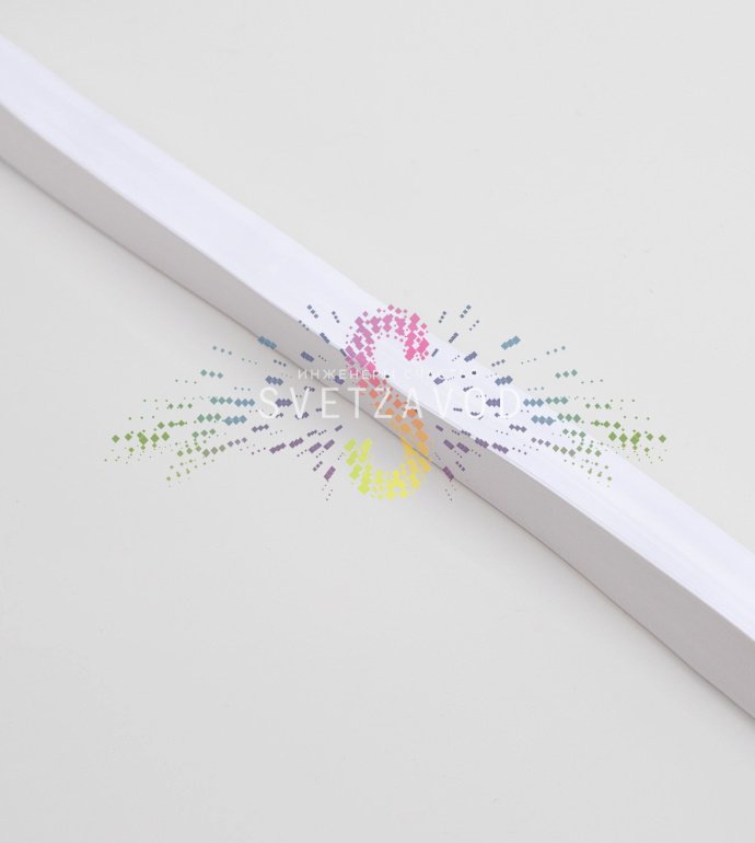 Крупный план светодиодного гибкого неона Neon-Night с матовой оплеткой, прямоугольного сечения 8х16 мм, демонстрирующий равномерное холодно-белое свечение.