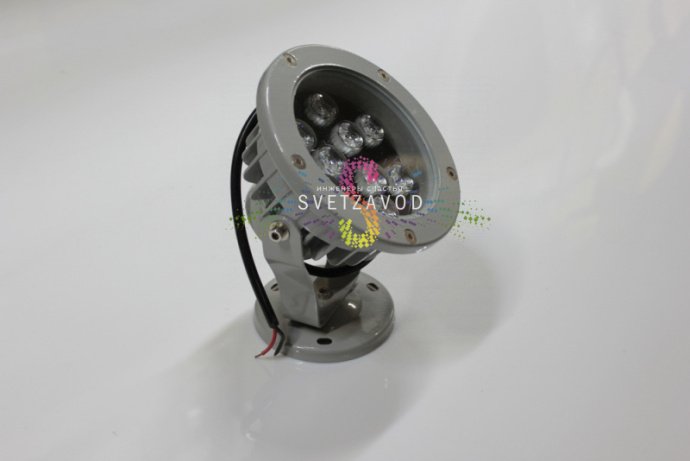 Детальное изображение поворотного светодиодного прожектора: серый металлический корпус, 9 светодиодов, прозрачное стекло, крепление для накладного монтажа.