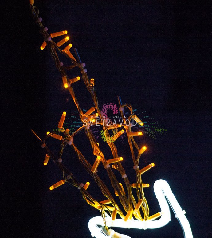 Детальное фото светодиодной композиции "Сказочные феи": две 2D фигуры высотой 200 см с металлическим каркасом, дюралайтом и гирляндами, установленные на улице.