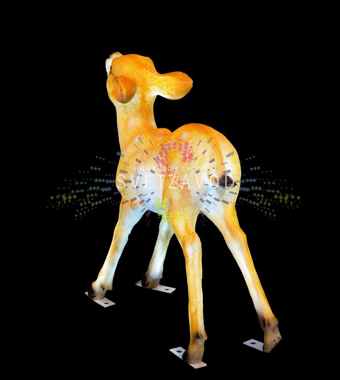 Детальное фото композиции из трех светодиодных фигур оленей из стекловолокна: большой олень (154 см), средний (77 см) и маленький (59 см) с равномерной внутренней подсветкой в вечернее время.