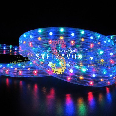 Крупный план светодиодного дюралайта 11х28 мм с видимыми яркими светодиодами внутри прозрачной плоской ПВХ-оболочки, демонстрирующий плотность 144 led/м.