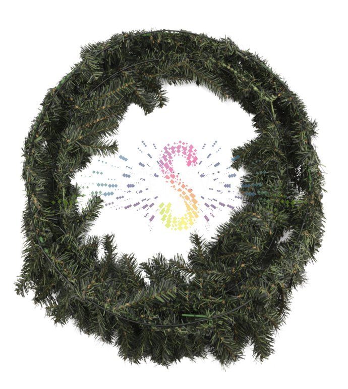 Детальное фото рождественского венка из 300 веток ПВХ. Видны плотные неколючие иглы, пышная форма и темно-зеленый цвет. Венок на белом фоне.