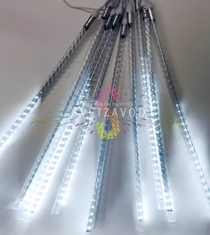 Детальное фото гирлянды Тающие сосульки Rich Led: 10 прозрачных пластиковых трубок с эффектом стекающей капли на 10-метровом проводе.