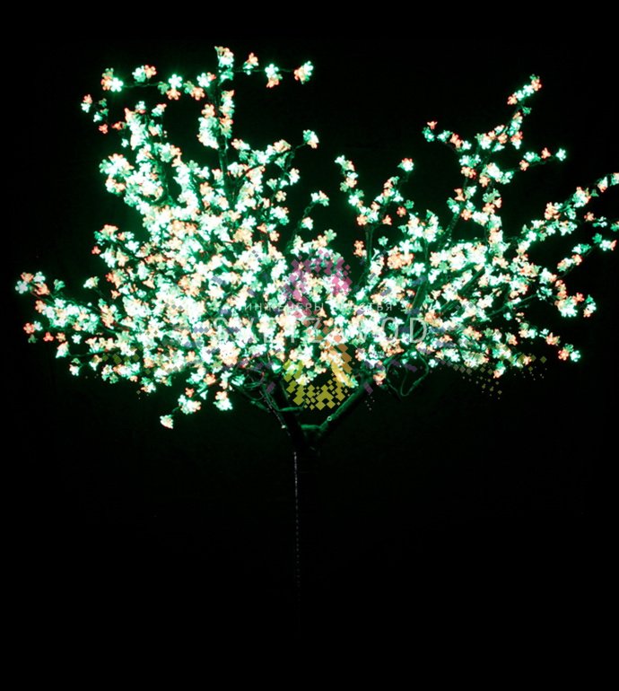 Детальное фото светодиодного дерева Сакура: металлический ствол, 24 гибкие ветви с 1728 светодиодами, мультицветное свечение, установлено на прочной подставке.