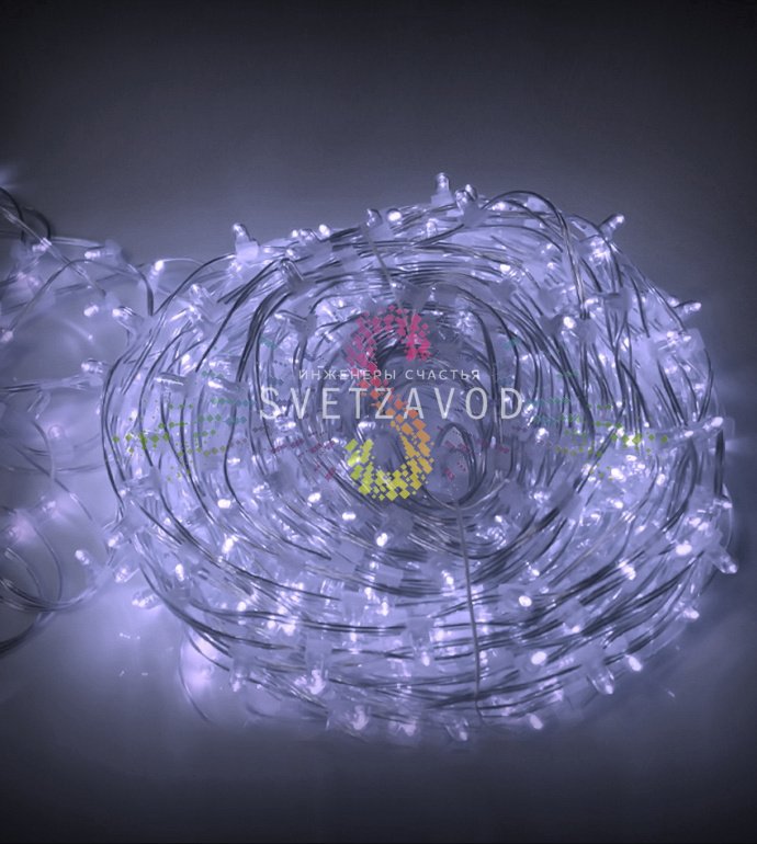 Крупный план светодиодной гирлянды Клип Лайт 12В: прозрачный ПВХ провод, светодиоды в защитных колпачках с шагом 15 см.