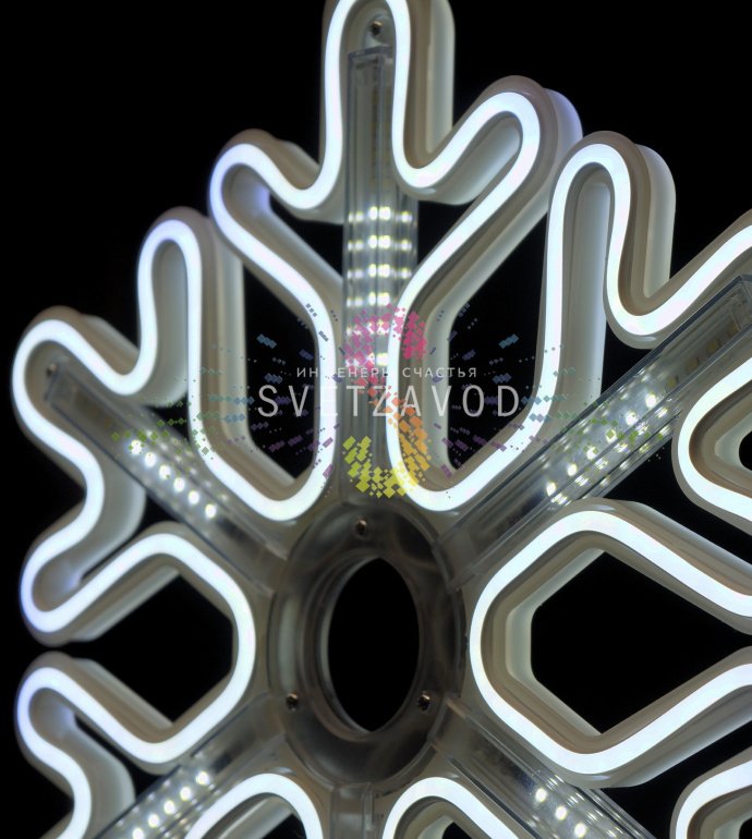 Крупный план светодиодной снежинки 40 см из белого неона с эффектом тающих сосулек, вилка питания и ушко для монтажа.