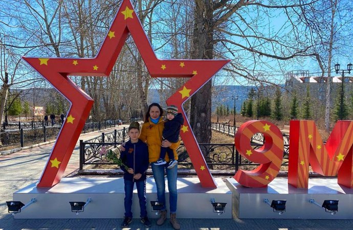 Детальное фото конструкции Звезды Победы: стальной каркас с антикоррозионным покрытием, композитные панели с пленкой ORACAL, крупный план объемных букв 9 МАЯ и креплений.