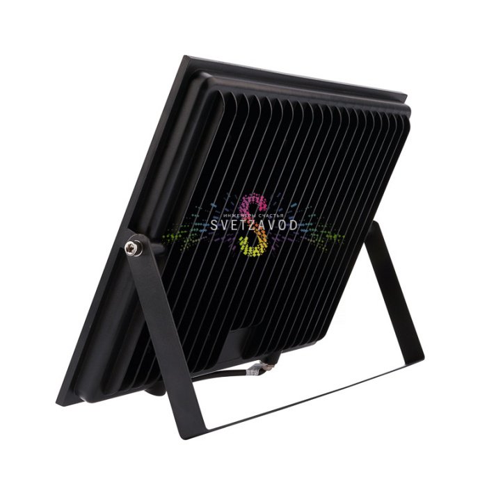 Крупный план светодиодного прожектора REXANT 300Вт с черным алюминиевым корпусом, стеклянным рассеивателем и элементами крепления. Крупный план светодиодного прожектора REXANT 300Вт с черным алюминиевым корпусом, стеклянным рассеивателем и элементами крепления.