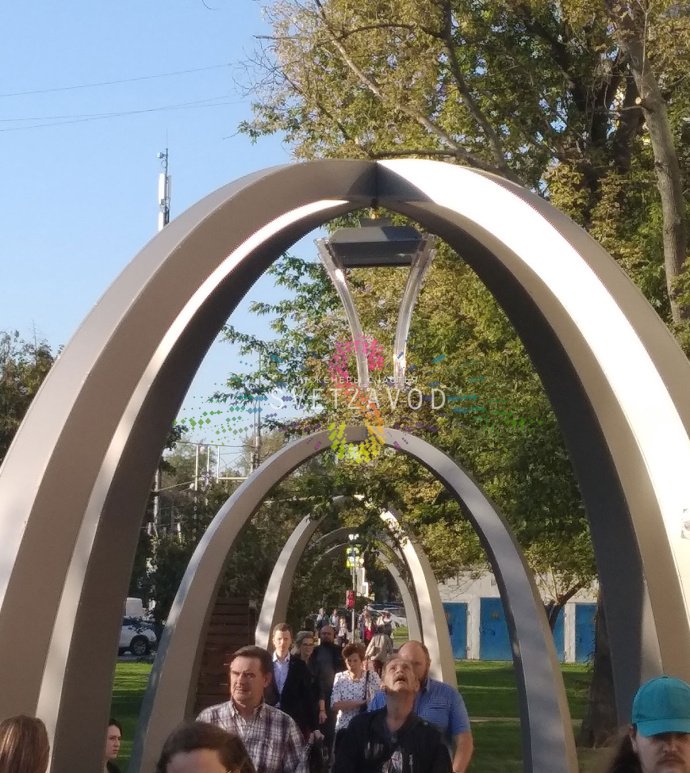 Детальное фото светодиодной арки Аркада 450х400 см (SPD-5006) с четырьмя декоративными опорами, стальным каркасом и композитной панелью.