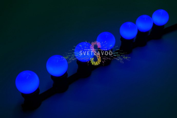 Крупный план синей декоративной LED лампы E27 SBL-1012 с матовой пластиковой колбой диаметром 45 мм и четырьмя светодиодами.