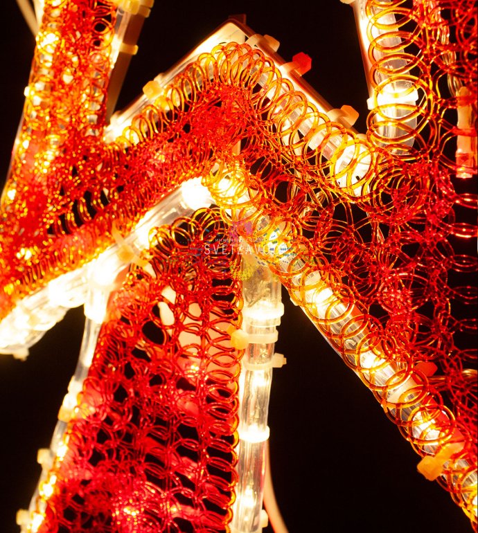 Детальное фото светодиодной консоли Красная звезда размером 150х50х3 см на металлическом каркасе, готовой к монтажу на уличную опору.