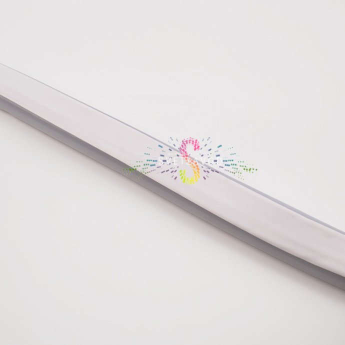 Крупный план светящегося двухстороннего гибкого неона LED Neon Flex прямоугольного сечения 8х16 мм с матовой силиконовой оболочкой