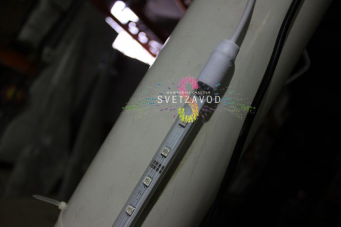 Крупный план светового фейерверка Шар: металлический каркас, 52 пластиковых луча со светодиодами, контроллер и блок питания в комплекте.