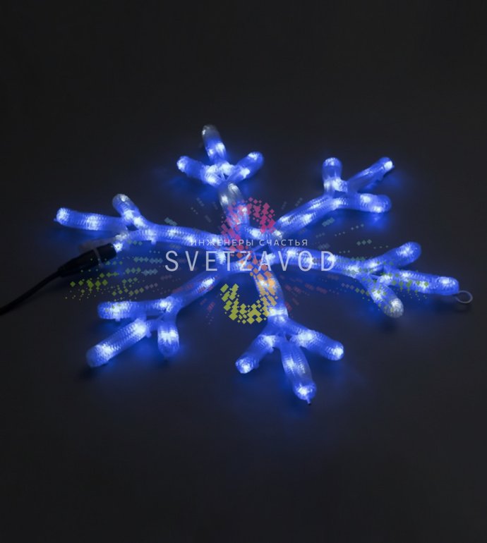 Крупный план синей светодиодной снежинки на металлическом каркасе, подключенной к сети 220В, с видимыми светодиодами и крепежным ушком.