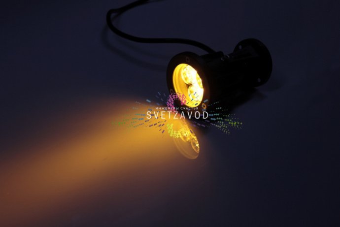 Детальное изображение поворотного светодиодного прожектора 12В 3Вт желтого свечения в сером защищенном корпусе IP65 с накладным креплением.