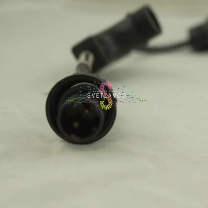 Детальное фото разветвителя для Клип Лайта с тремя коннекторами, прочным корпусом и маркировкой. Изделие предназначено для создания сложных световых схем.