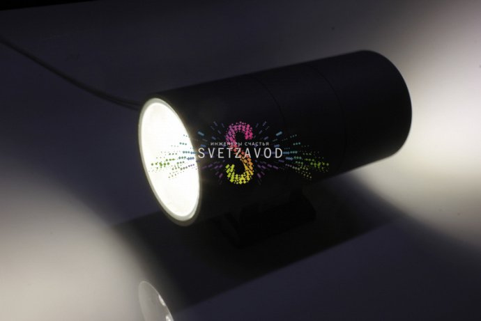 Детальное фото двухстороннего светодиодного прожектора мощностью 24Вт в сером алюминиевом корпусе со степенью защиты IP65.