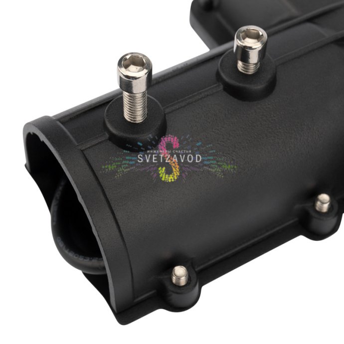 Детальное фото светодиодного консольного светильника ДКУ-01 Rexant: черный алюминиевый корпус, поликарбонатный рассеиватель, кронштейн для крепления на опору.