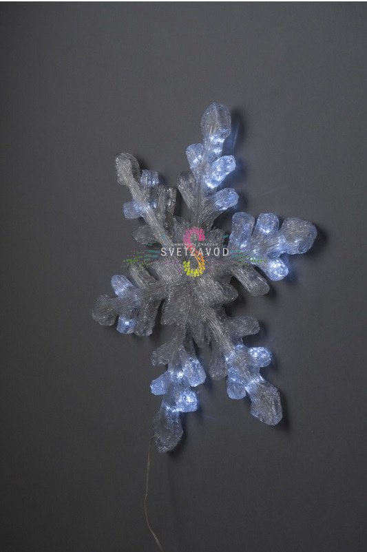 Крупный план белой акриловой светодиодной снежинки 58см с контроллером, демонстрирующий детали конструкции и холодное белое свечение на улице.