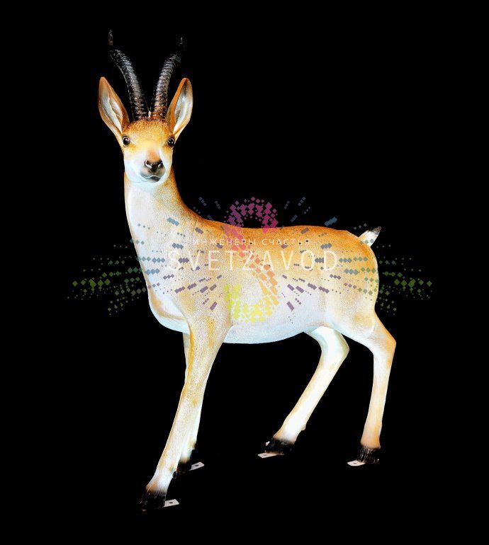 Детальное фото семьи светодиодных фигур антилоп из стекловолокна с внутренней белой подсветкой, демонстрирующее текстуру материала и качество изготовления.