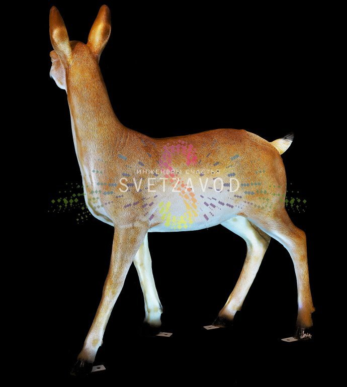 Детальное фото семьи светодиодных фигур антилоп из стекловолокна с внутренней белой подсветкой, демонстрирующее текстуру материала и качество изготовления.