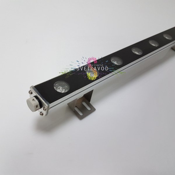 Детальное изображение линейного светодиодного прожектора 12В 18Вт в сером алюминиевом корпусе с прозрачным стеклом, видны светодиоды и крепление.