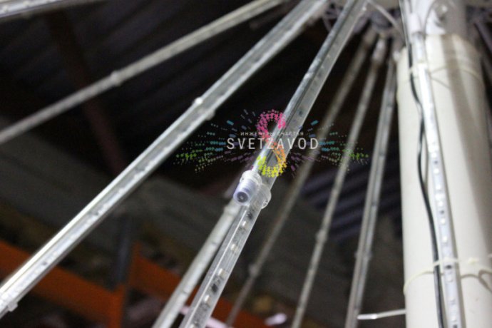 Крупный план светового фейерверка Шар: металлический каркас, 52 пластиковых луча со светодиодами, контроллер и блок питания в комплекте.