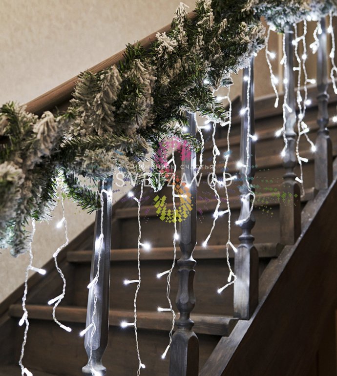 Детальное фото елового шлейфа искусственного заснеженного Neon-Night длиной 270 см, диаметром 26 см, с темно-зелеными ветками ПВХ и белым снежным напылением.