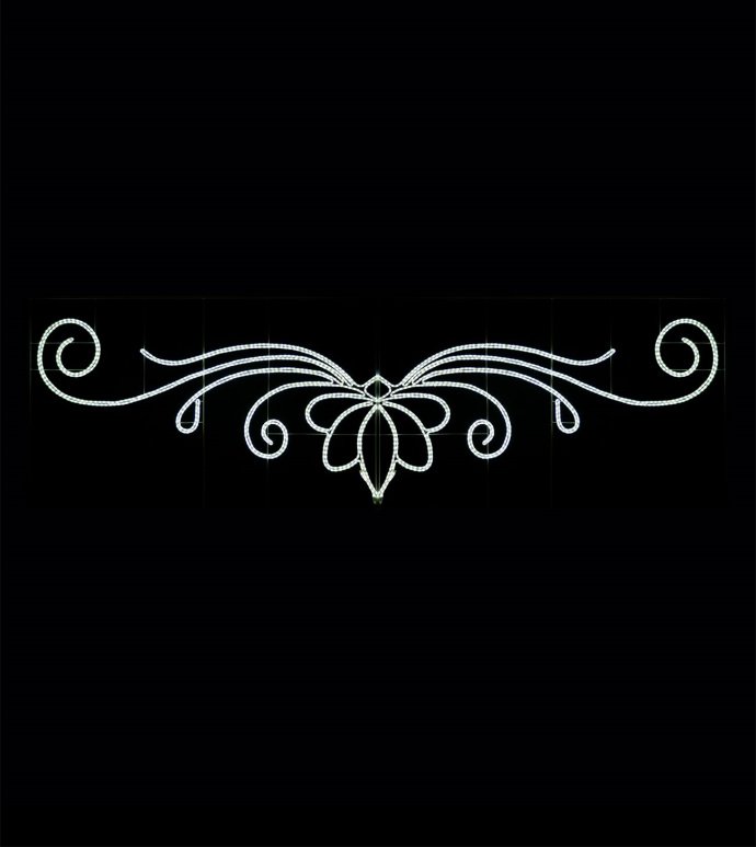 Детальное фото светодиодной перетяжки "Белый цветок" с цветочным узором. Видны металлический каркас, светодиодные линии, крепежные элементы. Изделие установлено как уличное украшение.