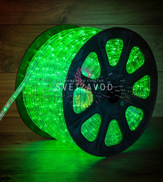 Крупный план гибкого светодиодного дюралайта диаметром 13 мм с зелеными светодиодами внутри прозрачной ПВХ трубки.