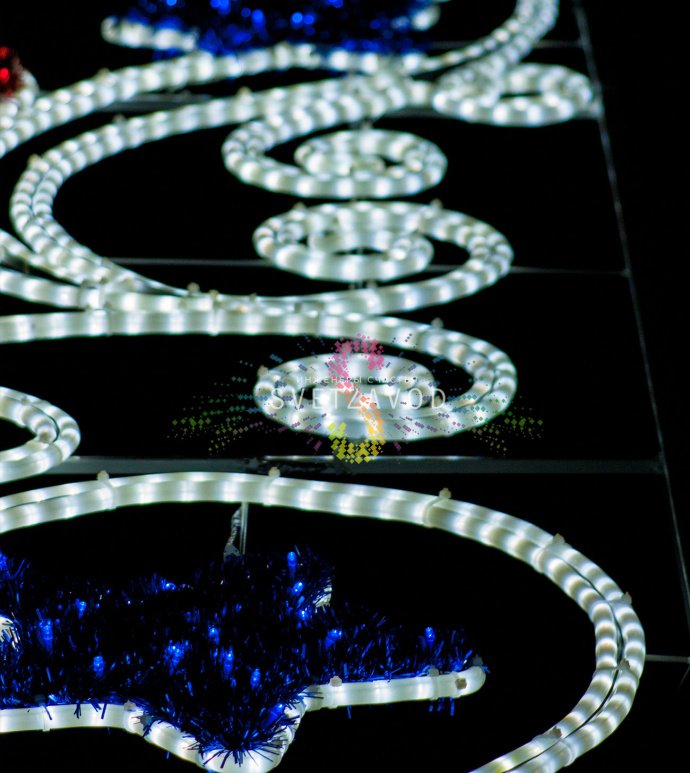 Детальное фото светодиодной консоли Звездный виток 200х93 см с белыми витками и разноцветными звездами, установленной на уличной опоре