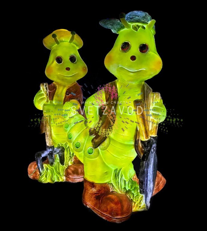 Детальное фото светодиодной фигуры Гусеница с ножницами из стекловолокна, показывающее текстуру материала и равномерную внутреннюю подсветку.