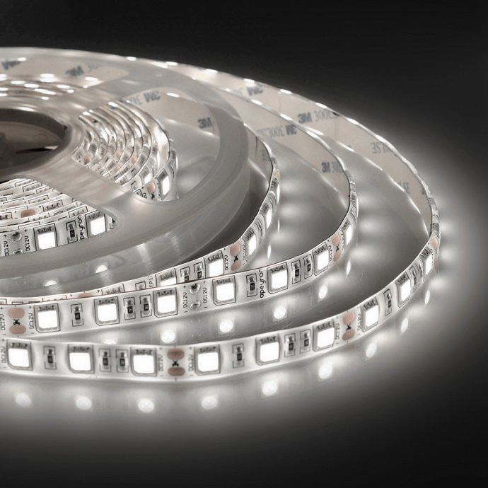 Светодиодная лента 12В SMD5050 60LED/м IP65 дневной белый 700Лм/м, двухслойная белая основа, 5 метров, общий вид с контактами