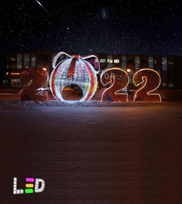 Крупный план световой фигуры Сфера красный бант 400 см: стальной каркас, гирлянды холодного белого и красного свечения, поликарбонатная отделка